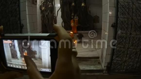 手在希夫寺的印度教宗教仪式上打电话视频的预览图