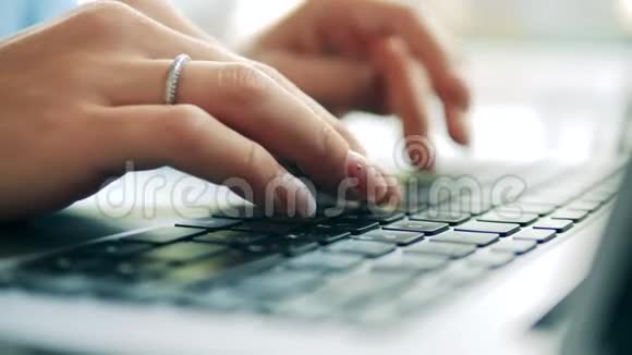 电脑键盘和女性手指在特写镜头上打字视频的预览图