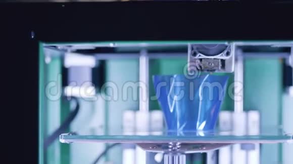 三维印刷行业工程师在三维印刷实验室工作男工程师检查3D打印花瓶视频的预览图