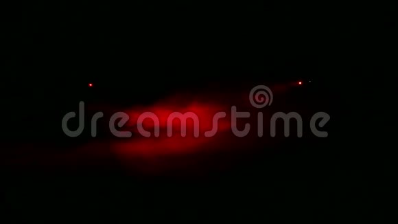 红色光线从轮廓聚光灯在黑暗的烟雾毯视频的预览图
