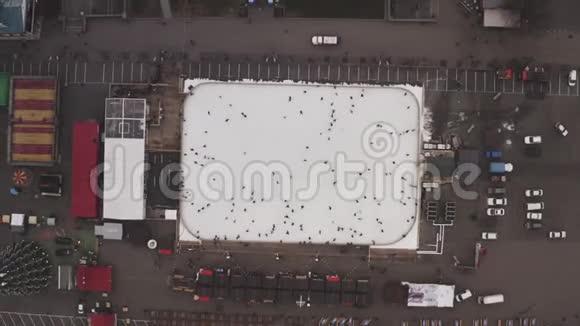 乌克兰哈尔科夫市中心冬季冰场的鸟瞰图人们在一个圆圈里滑冰溜冰场视频的预览图