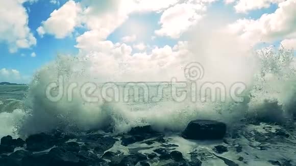 落基的海边海浪拍得很慢视频的预览图