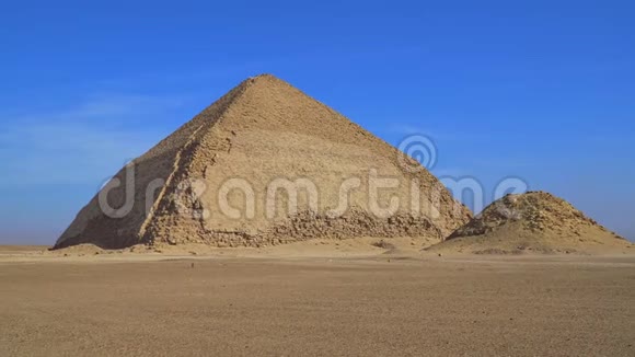 弯曲金字塔是一座古埃及金字塔位于达舒尔皇家墓地大约40公里视频的预览图
