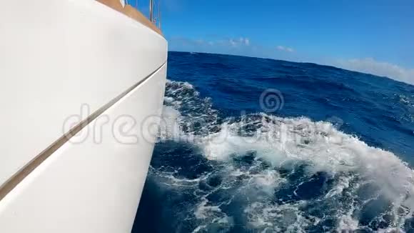 白色游艇S板和蓝色水的侧视视频的预览图