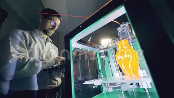 人用花瓶控制印刷机专业工业设计师在设计中创造3d打印产品视频的预览图