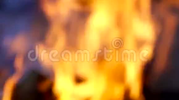 在黑暗背景上抽象出明亮的红色和橙色模糊的火焰在篝火上有bokeh效果视频的预览图