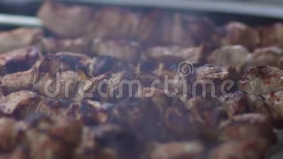 准备户外烧烤用的肉在木炭烤架上关闭肉烧烤用木炭烧烤视频的预览图