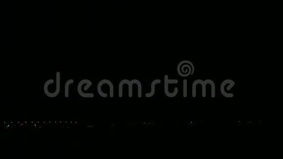色彩鲜艳的烟花火花在夜空上的河流反射在水中时光飞逝视频的预览图