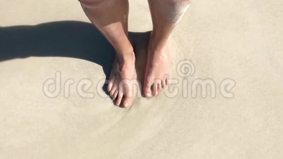女人的脚站在海滩上海浪洗脚视频的预览图