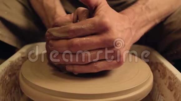 陶瓷制造艺术家手工成型粘土视频的预览图