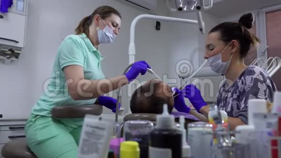 女牙医和护士正在做牙齿治疗视频的预览图