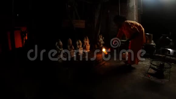 蒙克在寺庙的院子里用火在印度教偶像附近表演夜奥蒂视频的预览图