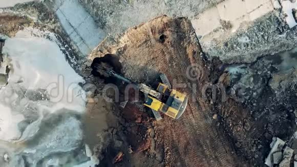 拖拉机在职业生涯中挖土工业施工现场重型机械视频的预览图