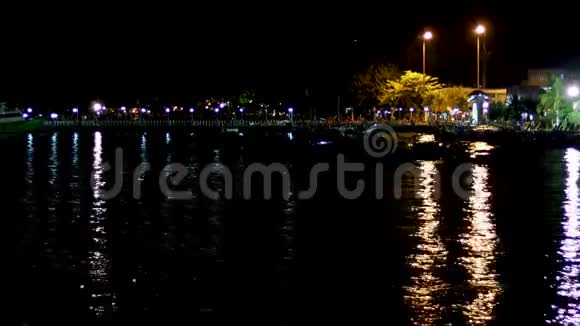 晚上在菲菲岛港口划船和渡船视频的预览图