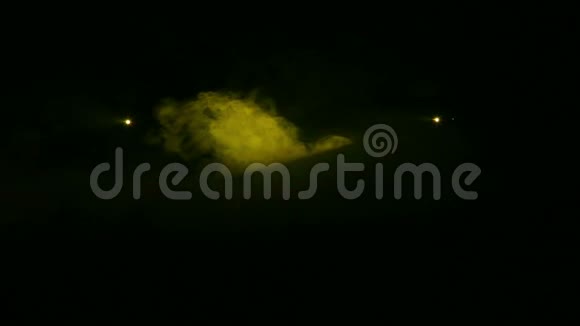 光线是在烟雾毯的黑暗中产生黄色轮廓聚光灯视频的预览图
