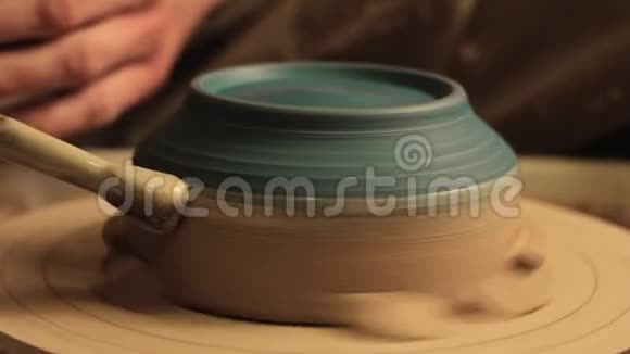 陶器艺术手刷涂泥碗纺视频的预览图