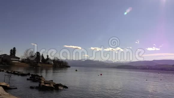 瑞士苏黎世的宁静湖湖边建筑和海滩视频的预览图