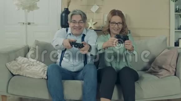 祖父母正在客厅里玩电子游戏视频的预览图