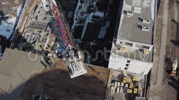 乌克兰哈尔科夫建筑工地高地起重机和新住宅结构的俯视图视频的预览图