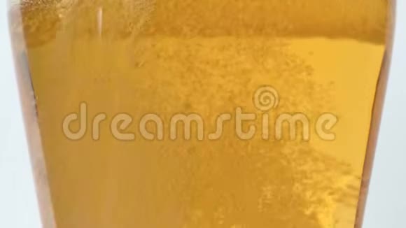啤酒表面的气泡上升视频的预览图