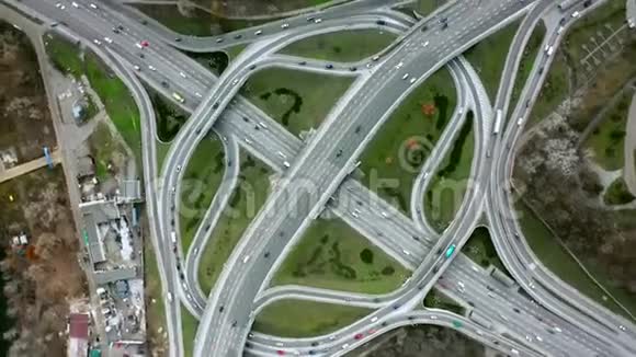 两级公路交界处的俯视图视频的预览图
