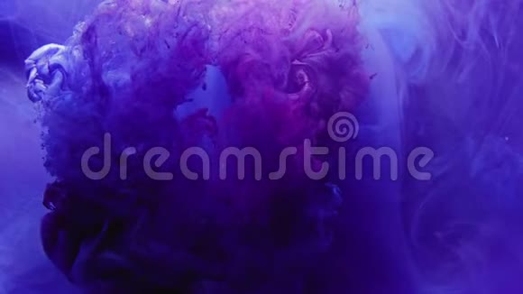 墨在水中的紫蓝色霾运动效果视频的预览图