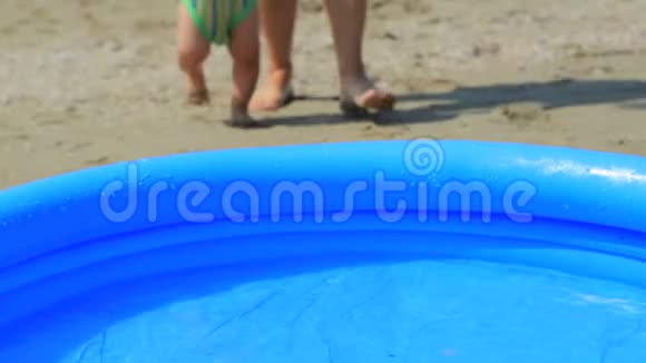 小孩来到海边的游泳池视频的预览图