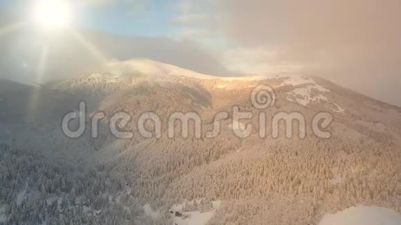 从最美丽的山脉上方缓慢远程拍摄喀尔巴阡山脉乌克兰著名的喀尔巴阡山视频的预览图