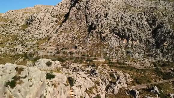 悬崖和山脉主题旅游徒步户外活动西班牙巴利阿里群岛马略卡美丽的大自然视频的预览图