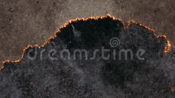 俯视图并用火线飞过田野史诗视频拍摄烟云火的蔓延视频的预览图