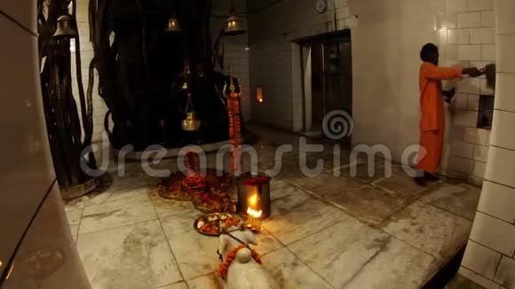 在印度教寺庙中的夜阿提索梅斯瓦尔马哈德夫里希克什僧侣在宗教仪式附近挥舞着扇子视频的预览图