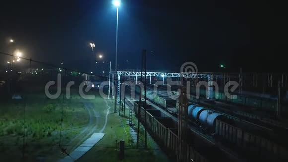 晚上火车货运平台运输和后勤背景视频的预览图