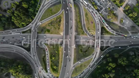 大城市的两级交通立交4k顶视图视频的预览图
