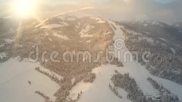从喀尔巴阡山脉上方的奇妙景色中可以看到一望无际的森林覆盖着一层雪视频的预览图