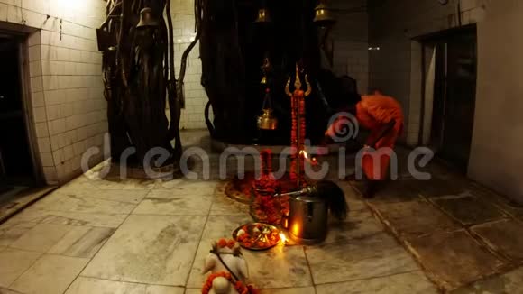 夏夫寺内的夜阿尔特印度教宗教仪式由年轻僧侣进行视频的预览图