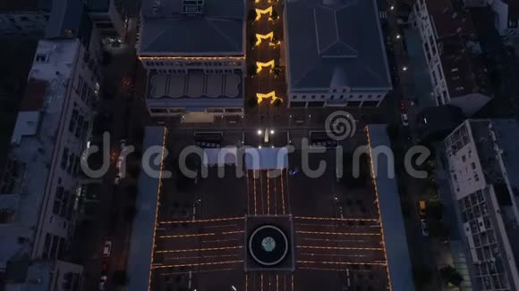 波德戈里察独立广场安装圣诞灯视频的预览图