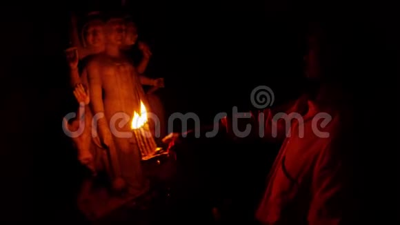 年轻和尚在三面神达特特拉亚面前举行的宗教仪式视频的预览图