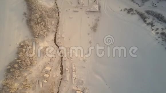 在喀尔巴阡山脉的某个地方一个小而舒适的小镇在阳光明媚的天气里被雪覆盖鸟瞰的景色视频的预览图