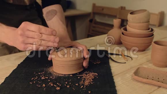 陶瓷艺术工作者手工钻洞陶罐视频的预览图