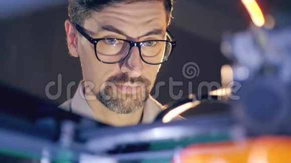 工程师与3D打印机在一个设计工作室一名工程师在办公室工作印刷机视频的预览图