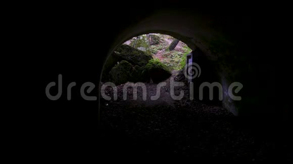 从旧军事堡垒隧道出口出来视频的预览图