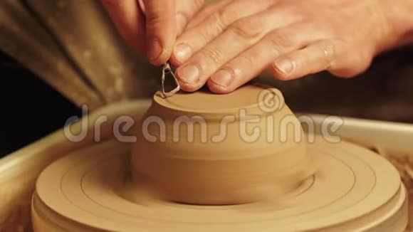 陶瓷艺术人手雕刻泥锅轮视频的预览图