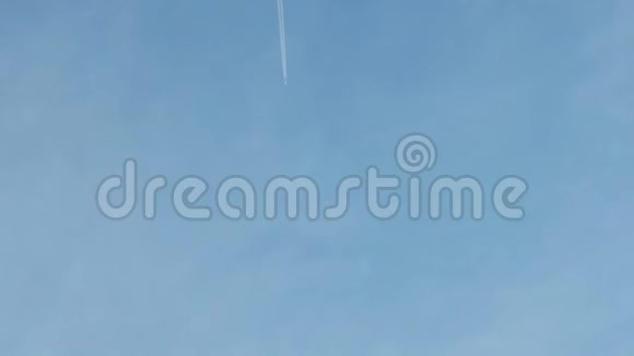 一条长长的喷气式飞机在天空中视频的预览图
