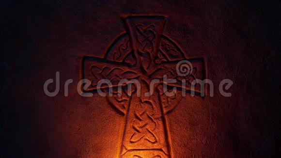 基督教十字老石雕刻烛光视频的预览图