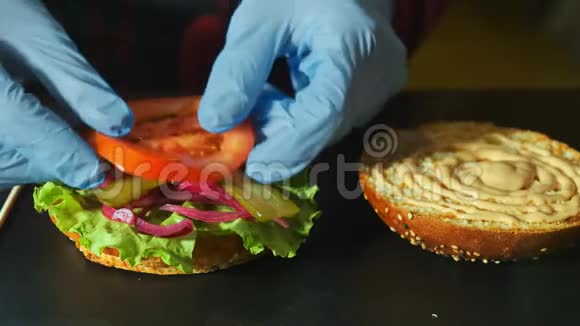 汉堡包上的蔬菜视频的预览图