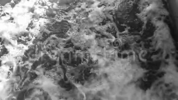 单色水流在混凝土边缘视频的预览图