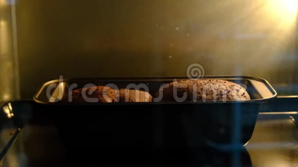 在烤箱中烤新鲜面包制作延时运动视频视频的预览图
