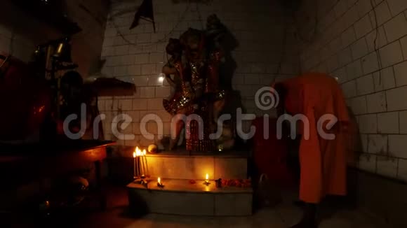 印度教僧人手拿扇子在哈努曼猴神的雕像前表演阿提仪式自动机器工作黑暗的夜晚视频的预览图