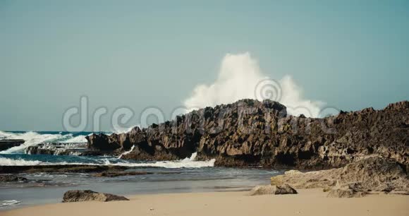 在热带度假目的地的岩石海岸上缓慢运动的海浪爆炸视频的预览图