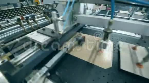 纸板盖是工厂制造的视频的预览图